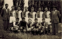 Pohár míru, Jaroslav Frolík (stojící druhý zprava) ve vítězném fotbalovém týmu, 1953