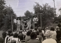 Zahradní slavnost jako rozloučení s osadou Pokrok, konec léta 1985