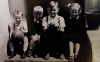 Václav Nedomanský (second from right) with his children in Hodonín at the turn of the 1940s and 1950s