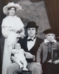 Václav Nedomanský with his first wife Vera and children Victoria (on his lap) and Vasik in the second half of the 1970s