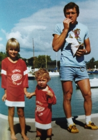 Václav Nedomanský with his son Vasek (left) and daughter Victoria at the turn of the 1970s and 1980s