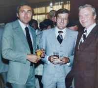 Václav Nedomanský (left) with lawyer Alan Eagleson (centre), one of the most powerful men in Canadian hockey in the 1970s and 1980s