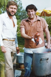 Václav Nedomanský (left) preparing lobster in the first half of the 1980s