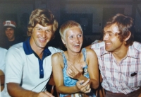 Václav Nedomanský (right) with his wife Vera and Canadian hockey star Bobby Orr