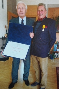 The State Award of Merit for Václav Nedomanský is held by his former teammate Jan Klapáč, next to him stands Jaroslav Krupička