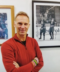 Václav Nedomanský is pictured hanging in Dominik Hašek's office. The photo shows the joy of Václav Nedomanský (left) and Jiří Holík after the victory over the Soviet Union