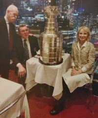 Václav Nedomanský (second from left) with his wife Marcela, Lanny McDonald and the Stanley Cup during his induction into the NHL Hall of Fame