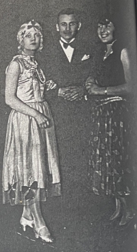 Jan Kaděra (father of the witness) at a barber's ball in 1931 (from left Marie Vilšerová, from right Tony Knoblochová)