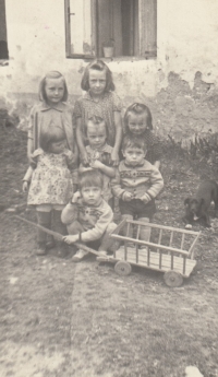  Jiřina Kozáková s dětmi z rodiny, horní řada, zcela vlevo, rok 1956