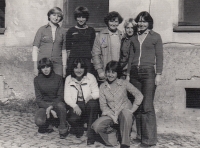 Se studentkami SOU Větřní, horní řada, třetí zprava, rok 1975