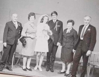 Jiřina a Václav Kozákovi, svatební foto s rodiči, rok 1969