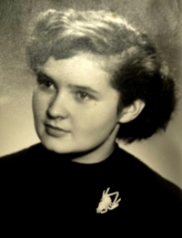 Květoslava Večeřová (Nováková) na maturitní tablu v roce 1955