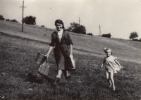 Ludmila Krystyníková, roz. Bartošková, na fotografii vlevo, Třemešek, 1956