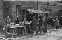 Maminka pamětnice prodává ve stánku na II. náměstí v Mostě, rok 1958