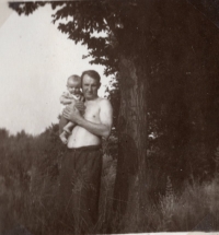 Pamětník s dědečkem Josefem Rapačem v roce 1953