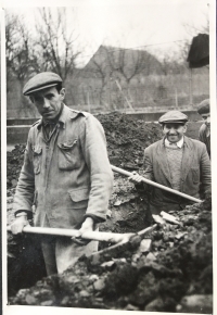 Jan Tomeček vlevo, výkop vodovodu pro místní školu, Tvarožná Lhota, 1961