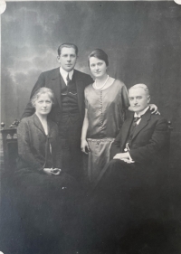 25th wedding anniversary of grandfather JUDr. Antonín Mimra and grandmother Julia, née Havlíčková. Behind them parents, newlyweds Jan Sattran and Julie, nee Mimrová. Prague Bubeneč, 1925