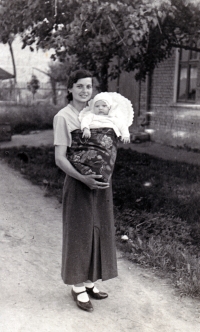 Anna Žátková with her mother Anna Vymazalová / Hamiltony / 1937