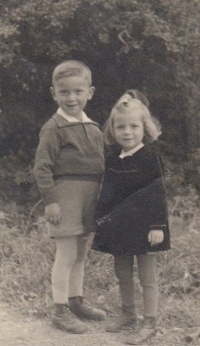 Pamětník se svou sestrou v Německu