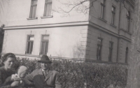 Walter Jank mit den Eltern in Petschau bei der Musikschule