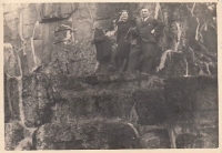Matka a otec v roce 1942 v Karlových Varech u Jeleního skoku
