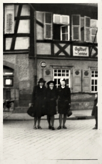 With her roommates Jarka (left) and Hela (right), whom she met in Forced labor deployment, Bamberg, 1944