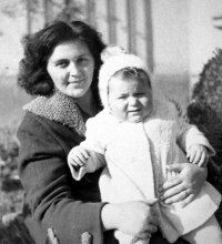 Jiří Jícha s matkou Gertrudou Jíchovou / 1957