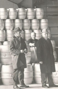 Josef Myslivec v nošovickém pivovaru Radegast se stavitelem Suchomelem, 1971