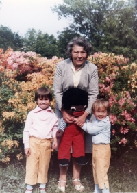 Witness with granddaughter Jana (left) and grandson Michal (right), 1986