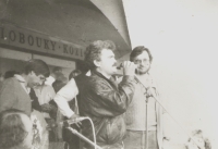 Václav Poláček (centre) before the parliamentary elections in 1990, on the left the first mayor of Jaroměř after the Velvet Revolution Pavel Mertlík, on the right the chartist Jan Hrudka