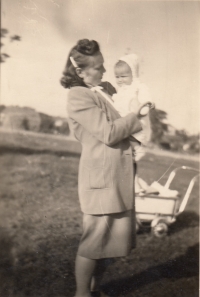 Libuše Jůzová with her mother