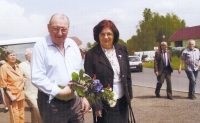 Libuše Jůzová with political prisoner Zdeněk Kovařík at Horní Slavkov