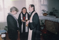 Church service - from left: parish priest Lidmila Kukuczková, Helena Salfická, bishop Štěpán Klásek, Holice, 2004.