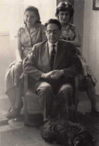 Zleva Helena Salfická, otec Karel, sestra Božena, Olomouc, 1962.