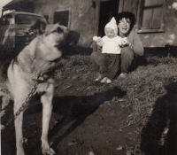 Margit Bartošová se synem, 1962