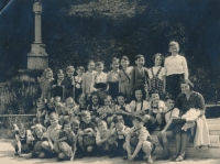 Jan Startl (fifth from the left in the bottom row) as a pupil of the English School, 1947