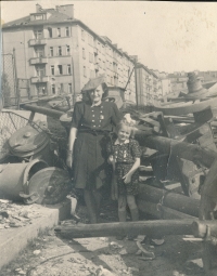 Blanka Lanštiaková s matkou Miladou Vackovou před barikádou, Praha, 1945