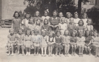 School photo from Brno, year 1947/1948, the witness identified herself as "the one with the tilted head"