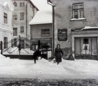 Witness in front of the building of Kovosoustružny, later Kovozávody, where she worked (the building no longer stands in Husova Street, in its place is a parking lot)