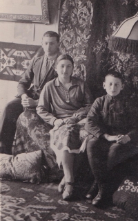 Family photo. From left to right: uncle Abram, aunt Ethel, and father Isak. Chisinau, 1920s