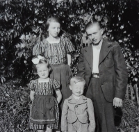 Fotografie německé rodiny, která žila v domě Stehlíkových do konce druhé světové války. Fotografii našel manžel pamětnice ve skrýši, když opravoval dům. Po revoluci manžele Stehlíkovy kontaktovala dcera jednoho z dětí, jezdila za nimi, psali si, ale již delší dobu se nehlásí.