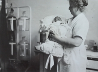 Libuše Paukertová-Leharová was born on Wednesday 11 January 1933 at 2.10 pm in Prague at the Dejvice Military Hospital. In the photo with her assistant Mrs. Dlouha