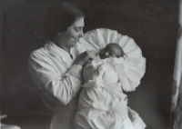  Mum holding her daughter Libuše Paukertová-Leharova, 21 February 1933