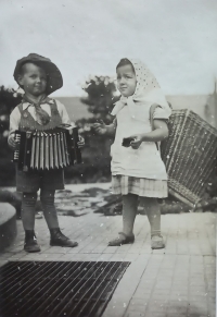 Libuše Paukertová with her cousin Jiří doing theatre in Roveň, September 1935