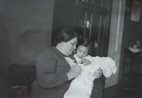 Grandmother Marie Udržalová with her granddaughter Jana, next to Liba, 1937