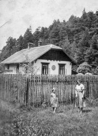 Gamekeeper's lodge in Přerovec where the field kitchen was located. The photo from 1936 shows the gamekeeper's wife and daughter