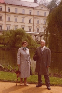 Mit Mutter und Vater 1978/1979 in Karlsbad im Kurpark vor dem ehemaligen Militärhospital der RUR-Zeit. Gewohnt haten in Marianbad
