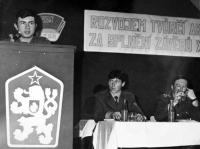Jiří Jícha (sedící u stolu vlevo) / Zadní Chodov / asi 1979