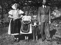 Mum Zuzana Štelmáková, Anna Hasáková (Štelmáková), brother Michal Štelmák, Dad Juraj Štelmák, Radoma, 1946