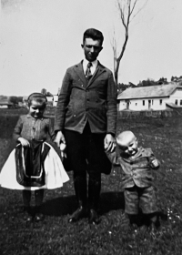 With father Juraj Štelmák and brother Michal Štelmák, 1943